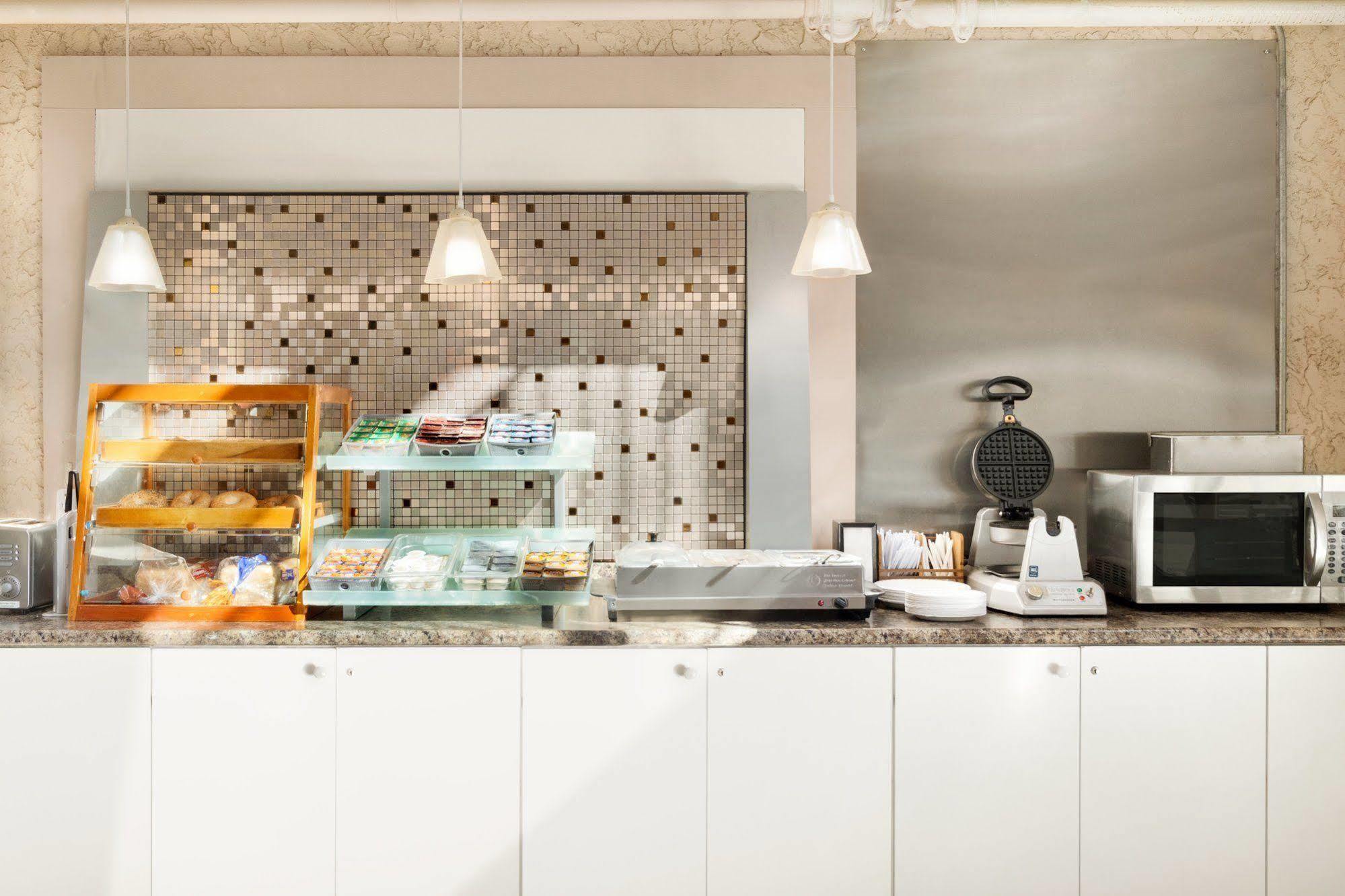 Days By Wyndham Hotel Lethbridge